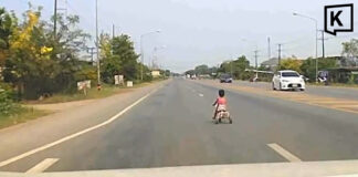 Dashcam shows toddler cycling onto busy Nong Khai road Dashcam shows toddler cycling onto busy Nong Khai road