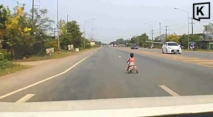 Dashcam shows toddler cycling onto busy Nong Khai road Dashcam shows toddler cycling onto busy Nong Khai road