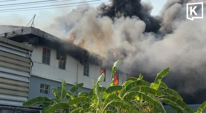 Fire hits medical supplies warehouse in Bangkok Fire hits medical supplies warehouse in Bangkok