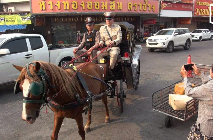 Lampang police launch horse patrols for Songkran, cut fuel costs Lampang police launch horse patrols for Songkran, cut fuel costs