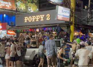 Pattaya Songkran crowds pack beach on April 14 Pattaya Songkran crowds pack beach on April 14