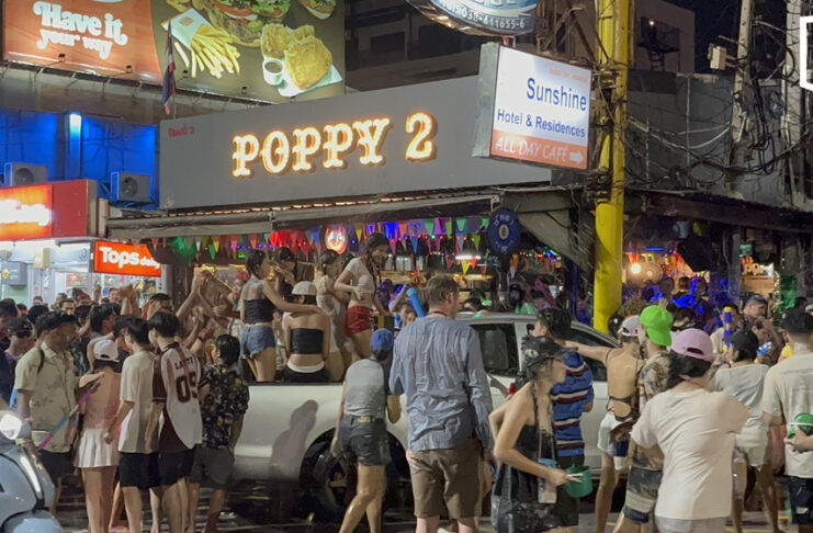 Pattaya Songkran crowds pack beach on April 14 Pattaya Songkran crowds pack beach on April 14