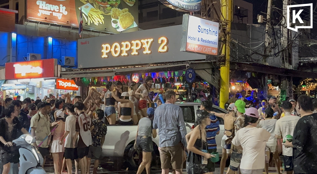 Pattaya Songkran crowds pack beach on April 14