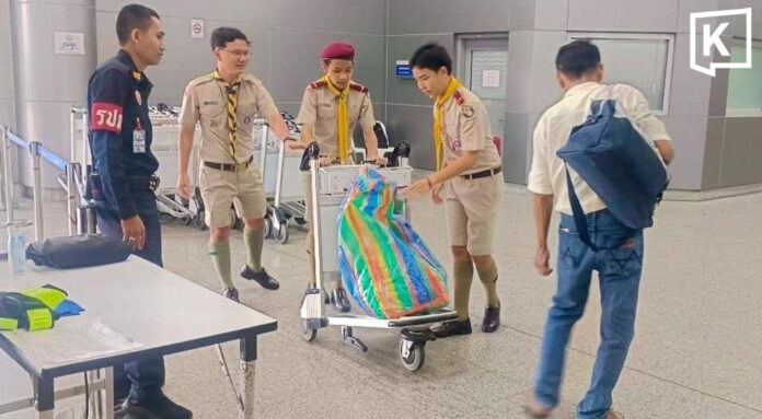 Scouts assist travellers during Songkran travel rush