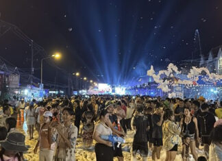 Songkran crowds top 50,000 on final day in Amnat Charoen Songkran crowds top 50,000 on final day in Amnat Charoen