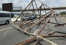 Steel structure falls on Rama II Road, causing traffic chaos Steel structure falls on Rama II Road, causing traffic chaos