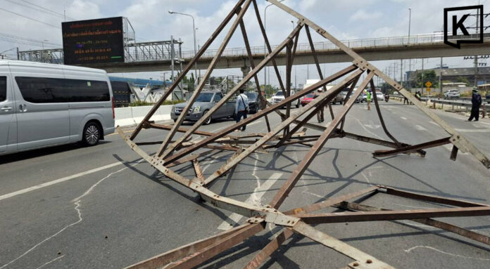 Steel structure falls on Rama II Road, causing traffic chaos Steel structure falls on Rama II Road, causing traffic chaos