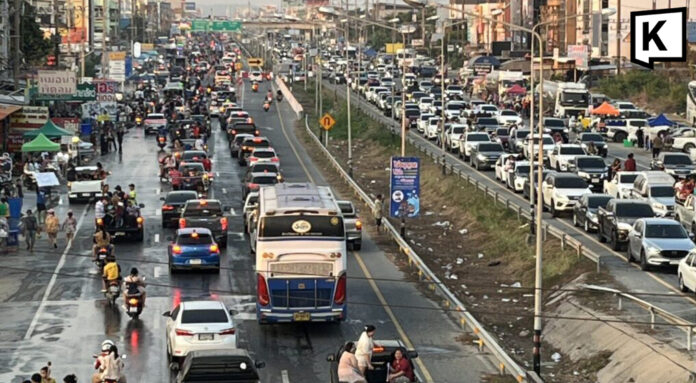 Wan Lai crowds cause heavy traffic gridlock in Bang Saen