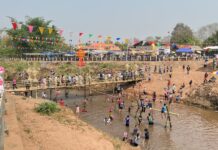 Thai–Lao communities celebrate Songkran together across Hueang River