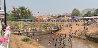 Thai–Lao communities celebrate Songkran together across Hueang River