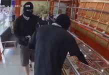 2 Chinese tourists arrested after gold shop robbery in Korat