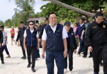 Anutin: Beaches in front of hotels are public