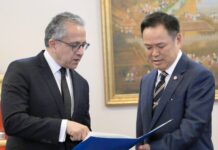PM meets UNESCO chief, pushes Thai dress for heritage status