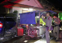 Car crashes into house in Chumphon, injuring two Car crashes into house in Chumphon, injuring two