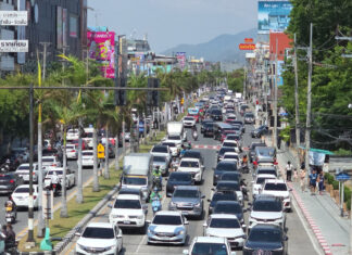 Crowds flock to Bang Saen beach, spending stays muted Crowds flock to Bang Saen beach, spending stays muted