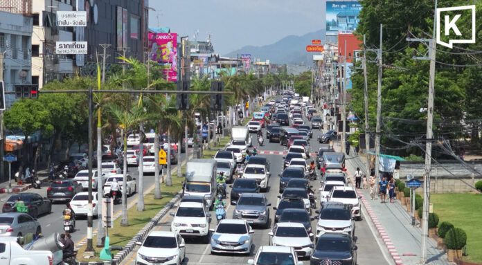 Crowds flock to Bang Saen beach, spending stays muted Crowds flock to Bang Saen beach, spending stays muted