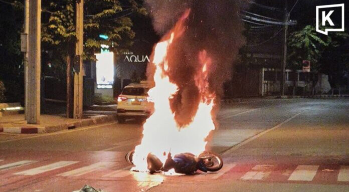 Motorcycle bursts into flames after crash in Bangkok Motorcycle bursts into flames after crash in Bangkok