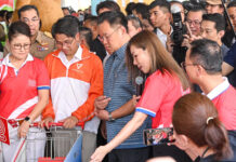 PM launches ‘Thai Helps Thai’ scheme, visits market PM launches ‘Thai Helps Thai’ scheme, visits market