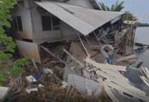 Riverside home collapses into Bang Pakong River Riverside home collapses into Bang Pakong River