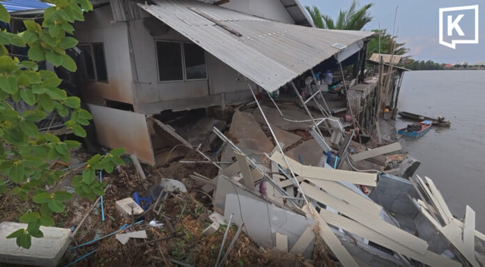 Riverside home collapses into Bang Pakong River Riverside home collapses into Bang Pakong River