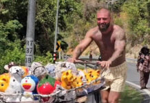 Russian tourist praised for helping Phuket street vendor Russian tourist praised for helping Phuket street vendor