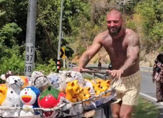 Russian tourist praised for helping Phuket street vendor Russian tourist praised for helping Phuket street vendor