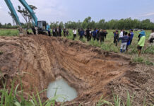 Thai EOD teams clear remaining BM-21 rockets in Surin Thai EOD teams clear remaining BM-21 rockets in Surin