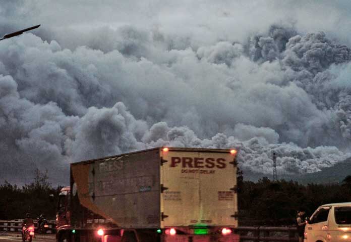 thousandsevacuatedasMayonVolcanoerupts 03