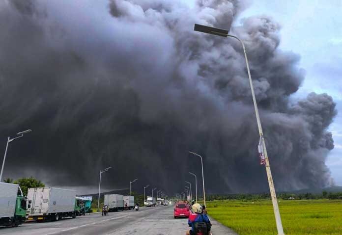 thousandsevacuatedasMayonVolcanoerupts 04