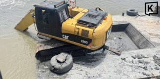 Construction barge capsizes off Samut Prakan pier Construction barge capsizes off Samut Prakan pier