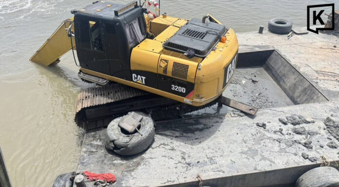 Construction barge capsizes off Samut Prakan pier