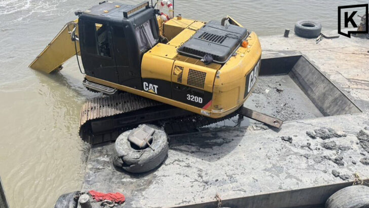 Construction barge capsizes off Samut Prakan pier