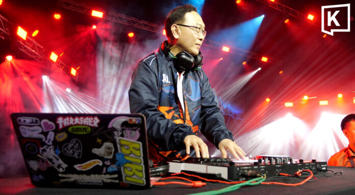 KKU president surprises freshmen as edm DJ at welcome event KKU president surprises freshmen as edm DJ at welcome event