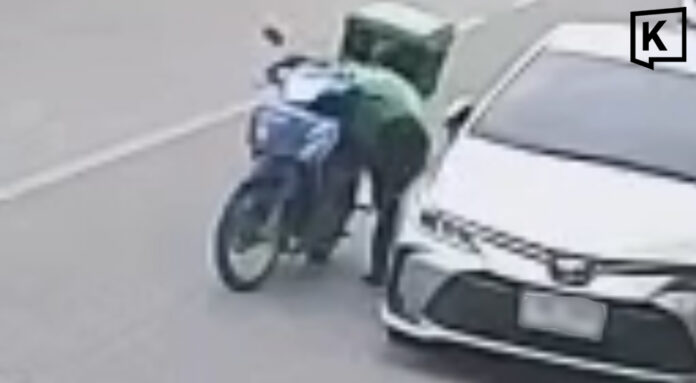 Rider Caught on Camera Picking Up Wallet, Driving Off Rider Caught on Camera Picking Up Wallet, Driving Off