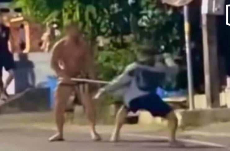 Foreign tourist wields metal pipe, ends up bloodied by Thai Krabi-Krabong skills Foreign tourist wields metal pipe, ends up bloodied by Thai Krabi-Krabong skills
