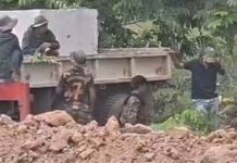 Cambodian troops build trenches near Thai border