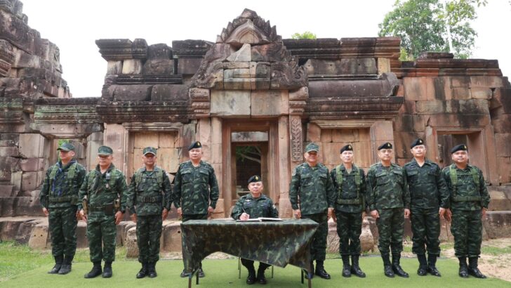 Army commanders inspect frontline troops on Cambodian border
