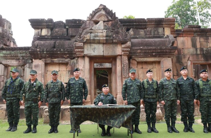 Army commanders inspect frontline troops on Cambodian border