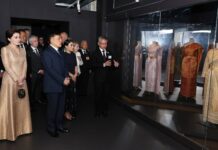 King visits La Mode en Majesté royal Thai dress exhibition in Paris