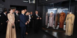King visits La Mode en Majesté royal Thai dress exhibition in Paris