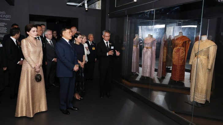 King visits La Mode en Majesté royal Thai dress exhibition in Paris