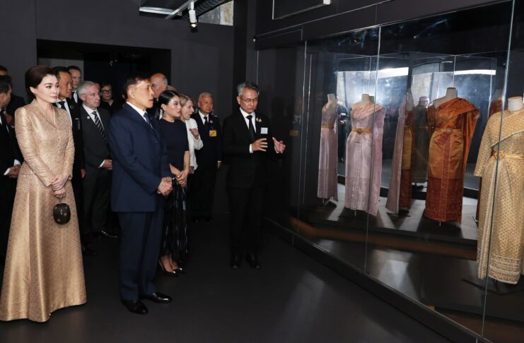 King visits La Mode en Majesté royal Thai dress exhibition in Paris