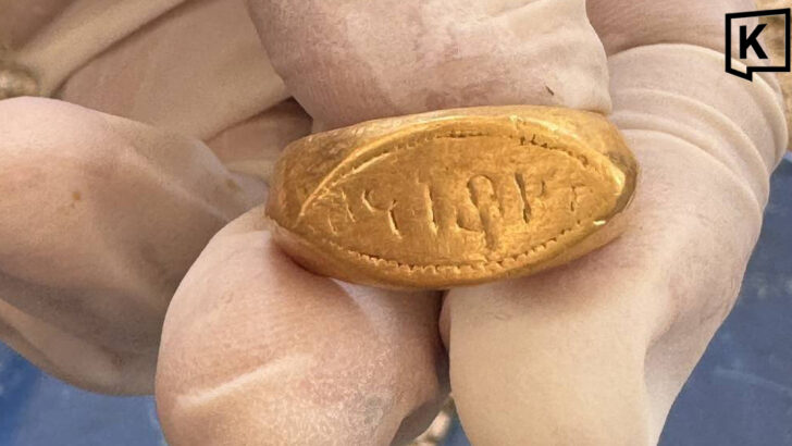 Ancient inscribed gold ring found at Phetchaburi site