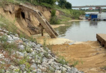 Chao Phraya riverbank wall collapses in Ang Thong Chao Phraya riverbank wall collapses in Ang Thong