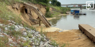 Chao Phraya riverbank wall collapses in Ang Thong Chao Phraya riverbank wall collapses in Ang Thong