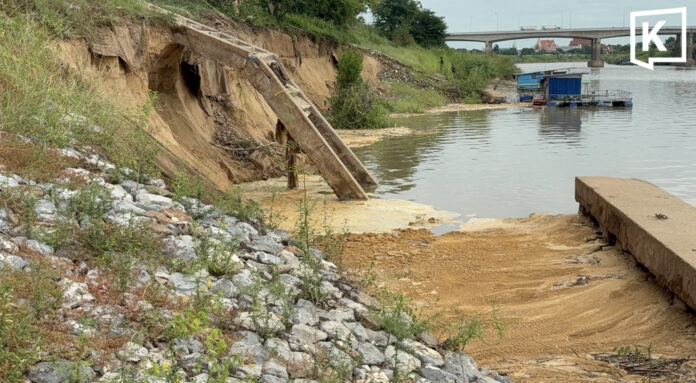 Chao Phraya riverbank wall collapses in Ang Thong Chao Phraya riverbank wall collapses in Ang Thong