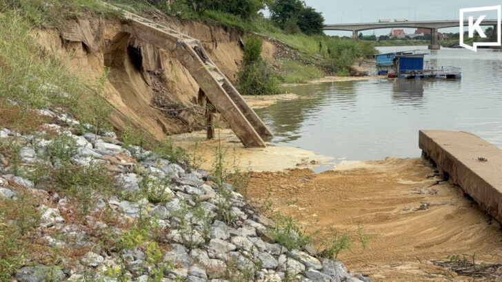 Chao Phraya riverbank wall collapses in Ang Thong