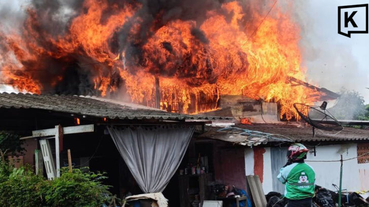 Family escapes as fire destroys home in Chiang Mai community