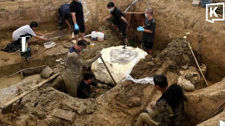 One-ton soil block to preserve 2,000-year-old skeletons