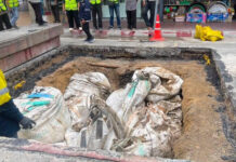 Road collapse closes two lanes near Mega Plaza bridge in Bangkok Road collapse closes two lanes near Mega Plaza bridge in Bangkok